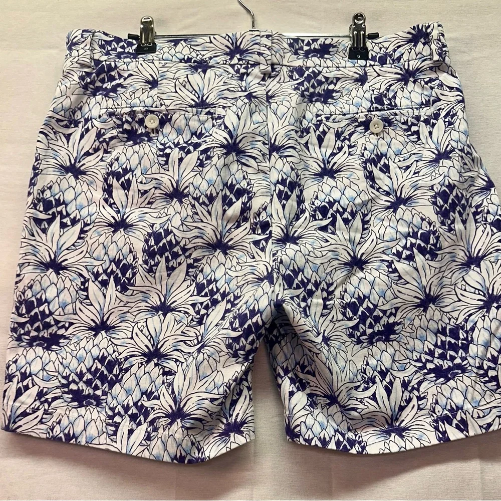 Navy Floral Vineyard Vines men’s size 34 shorts